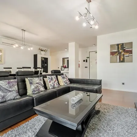 Spacious 3br Prime Av Infante Apartman *