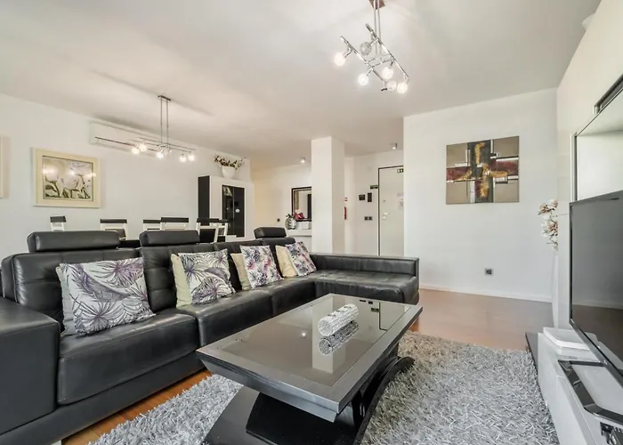 Spacious 3br Prime Av Infante Apartman *