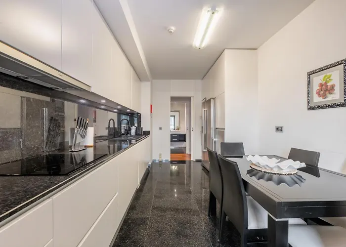 Spacious 3br Prime Av Infante * Funchal